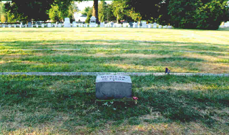 Grave.JPG (36984 bytes)